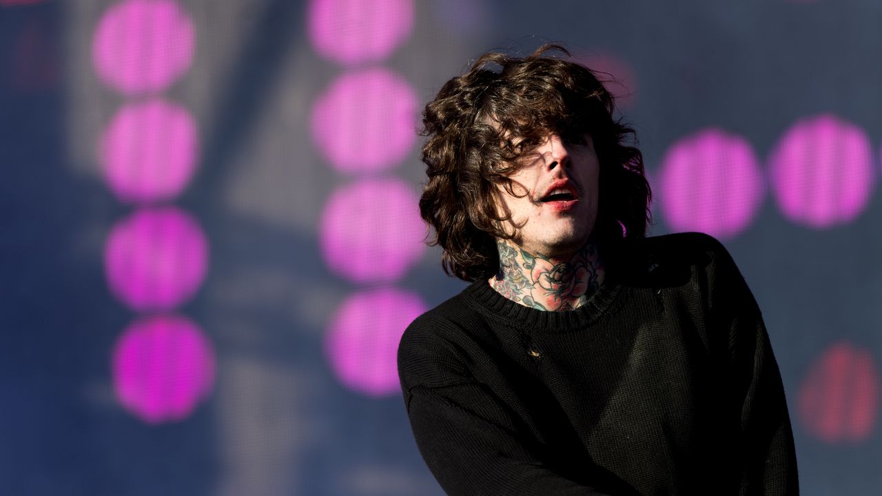 Феновете на Bring Me the Horizon са разтревожени: жена сграбчи Оливър Сайкс и се опита да го целуне по време на концерт