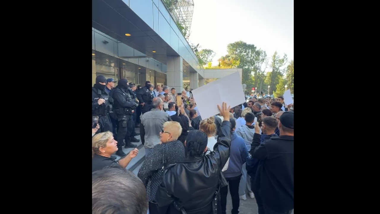 Близки на починалата родилка в Русе нахлуха в АГ комплекса на болница "Канев"