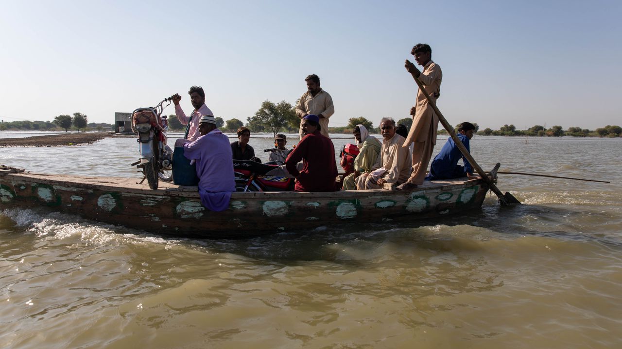 Масови евакуации в Източен Пакистан поради опасност от наводнения