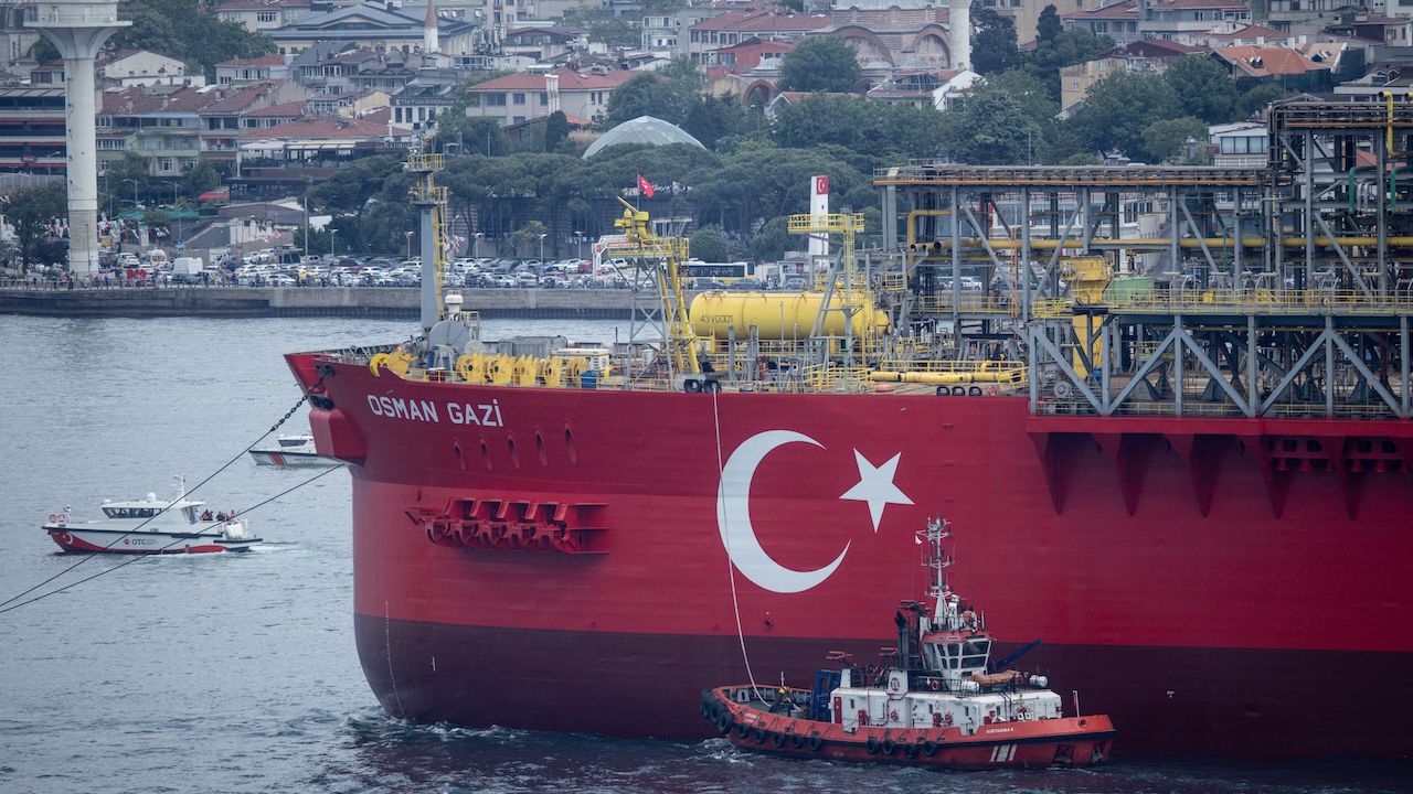 Нова плаваща платформа добива газ в териториални водите на Турция