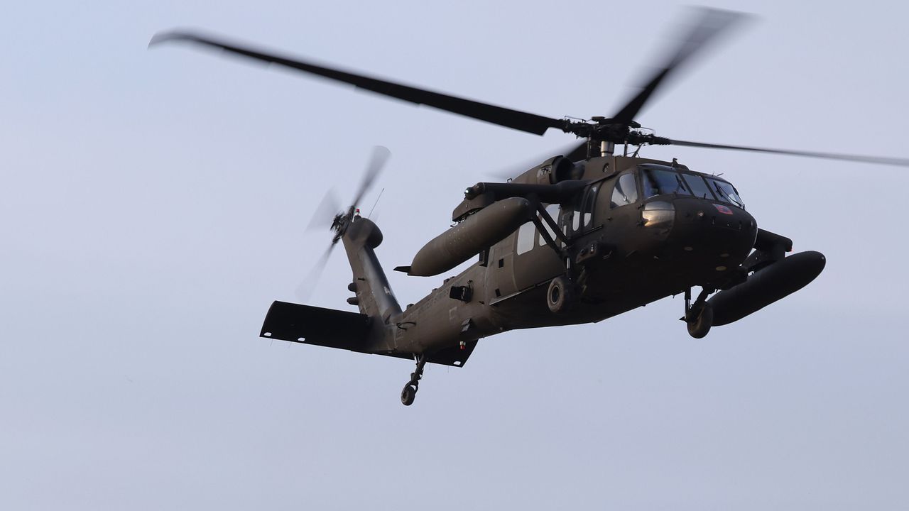 Украински многоцелеви хеликоптери UH-60A Black Hawk са били забелязани над