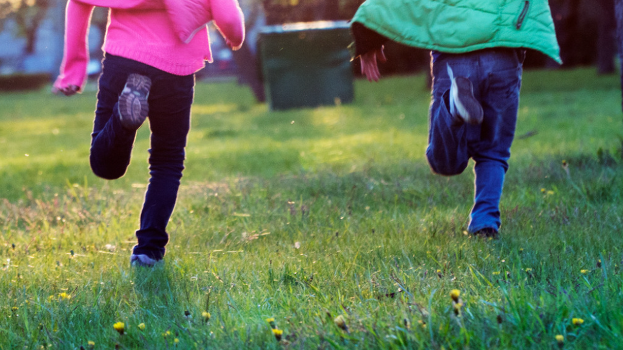 Две деца - момче и момиче, на 4 и 6