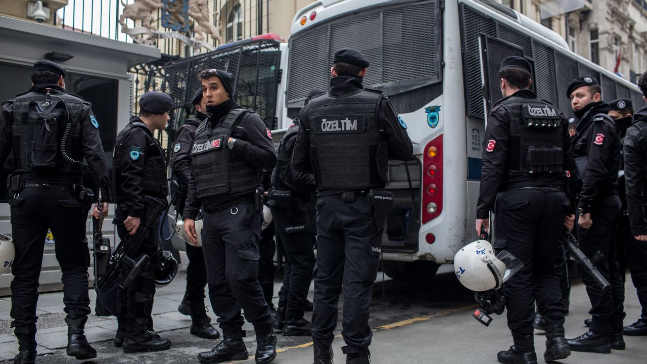 Над 1000 души са задържани от полицията в Истанбул снощи