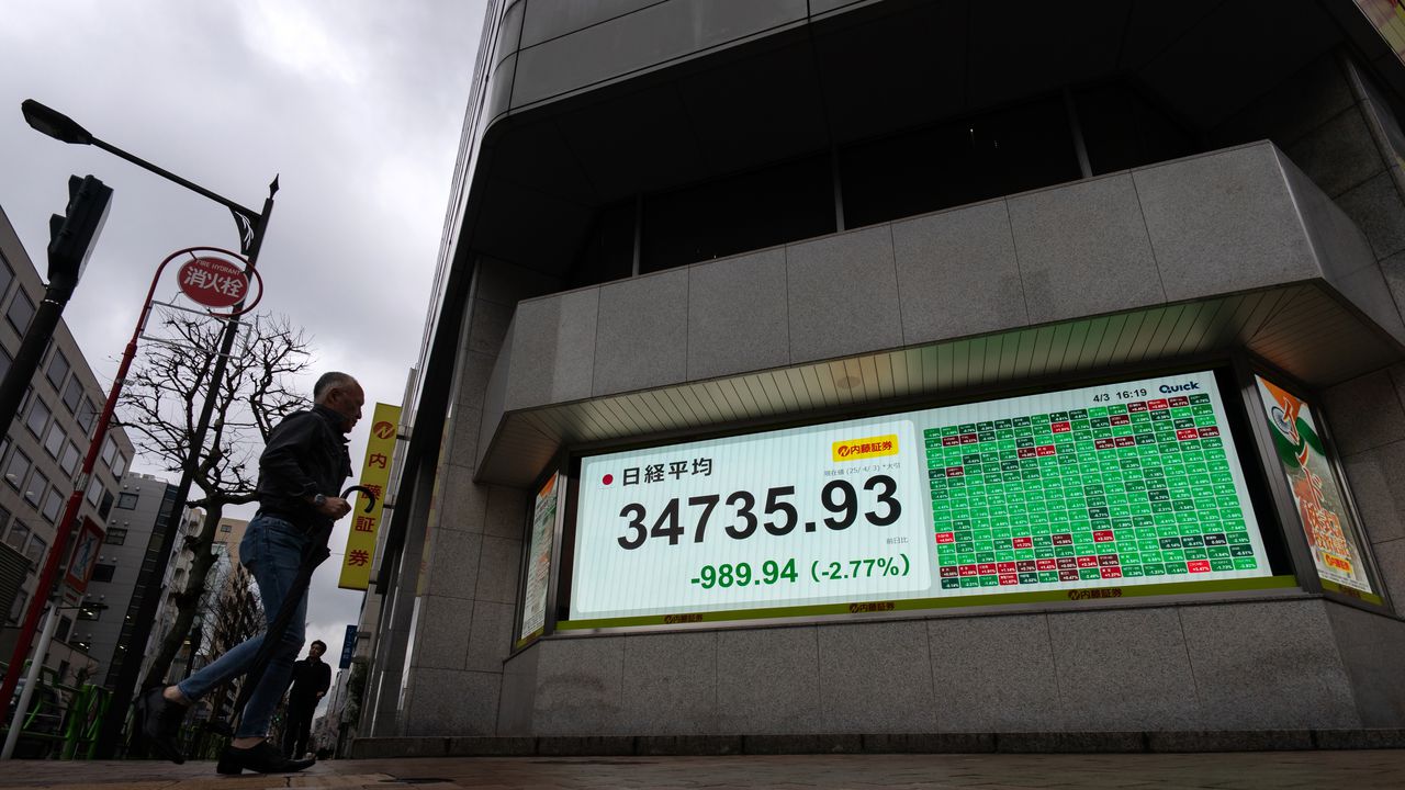 Азиатските борси приключиха с понижения на фона на напрежение около УФР и нови търговски заплахи от САЩ