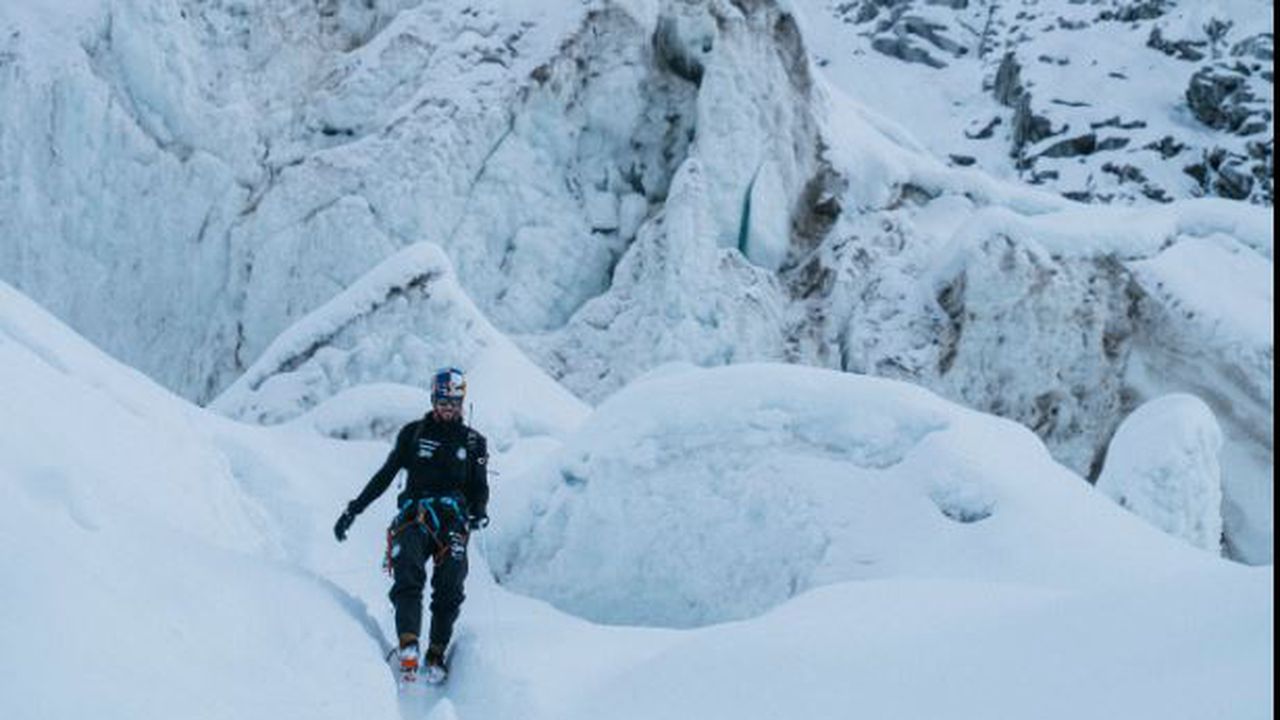 Поляк изкачи Еверест без допълнителен кислород и се спусна със ски