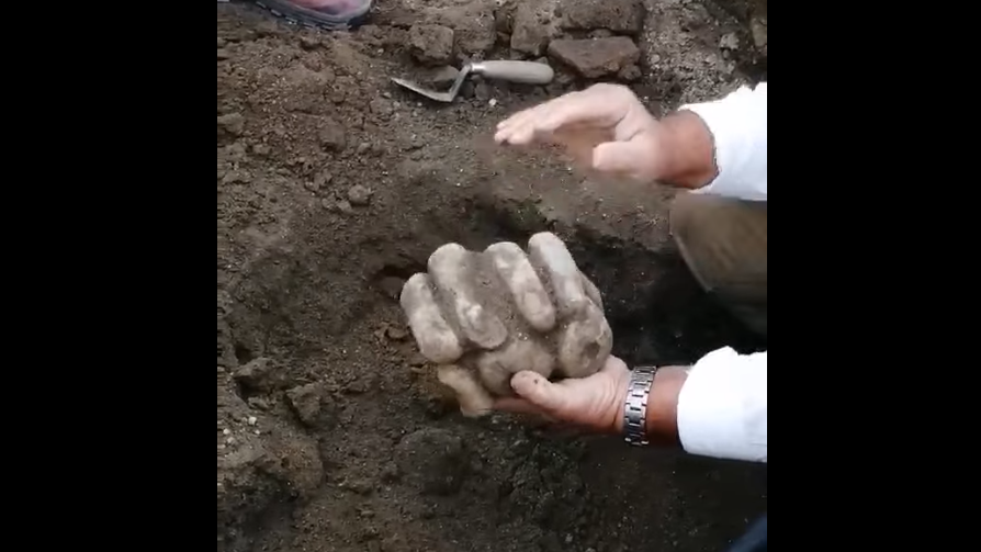 Откриха лявата ръка на Херакъл от Хераклея Синтика с трите ябълки от градината на Хесперидите в нея