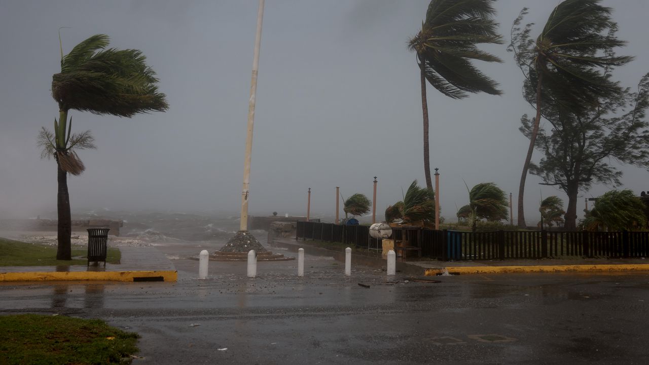 Ураганът "Габриел" отслабна до тропическа буря и премина през Азорските острови
