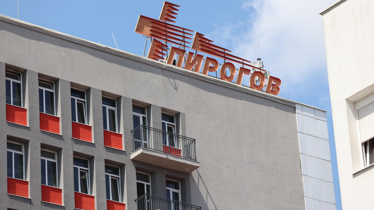 Те допълниха, че транспортираното момченце е с височинна травма.Детето се