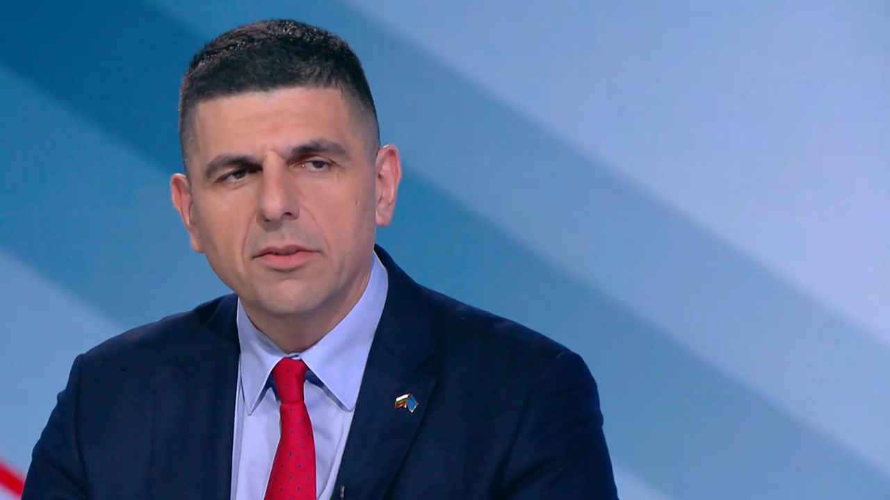 По думите му, днес са спрени отпуските на полицаи, за