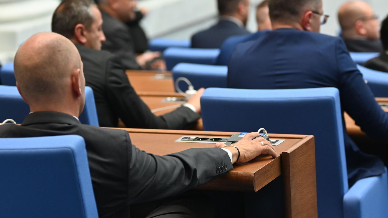 Предложението бе подложено на два пъти за гласуване от председателя