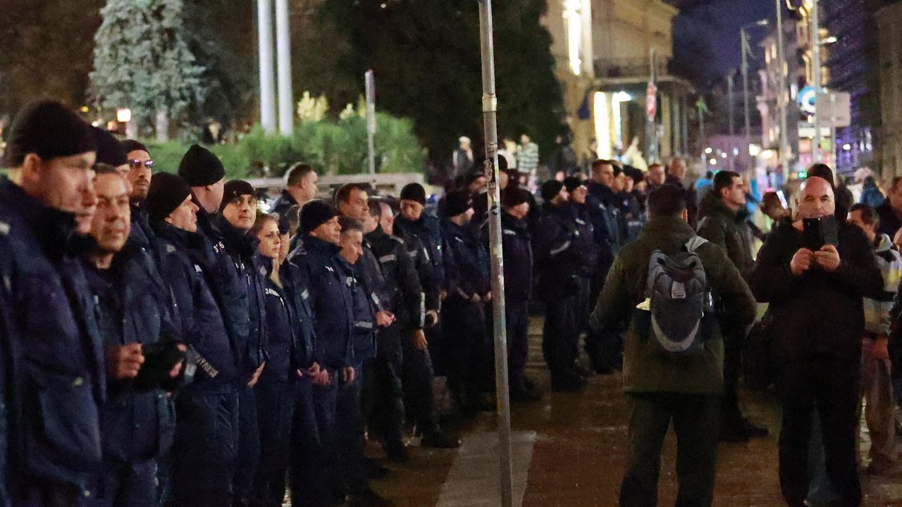 Част от протестиращите хвърляха бомбички и бутилки. Най-малко един полицай