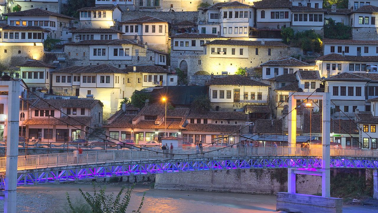 Докладът обхваща 230 строителни дружества и агенции за недвижими имоти,