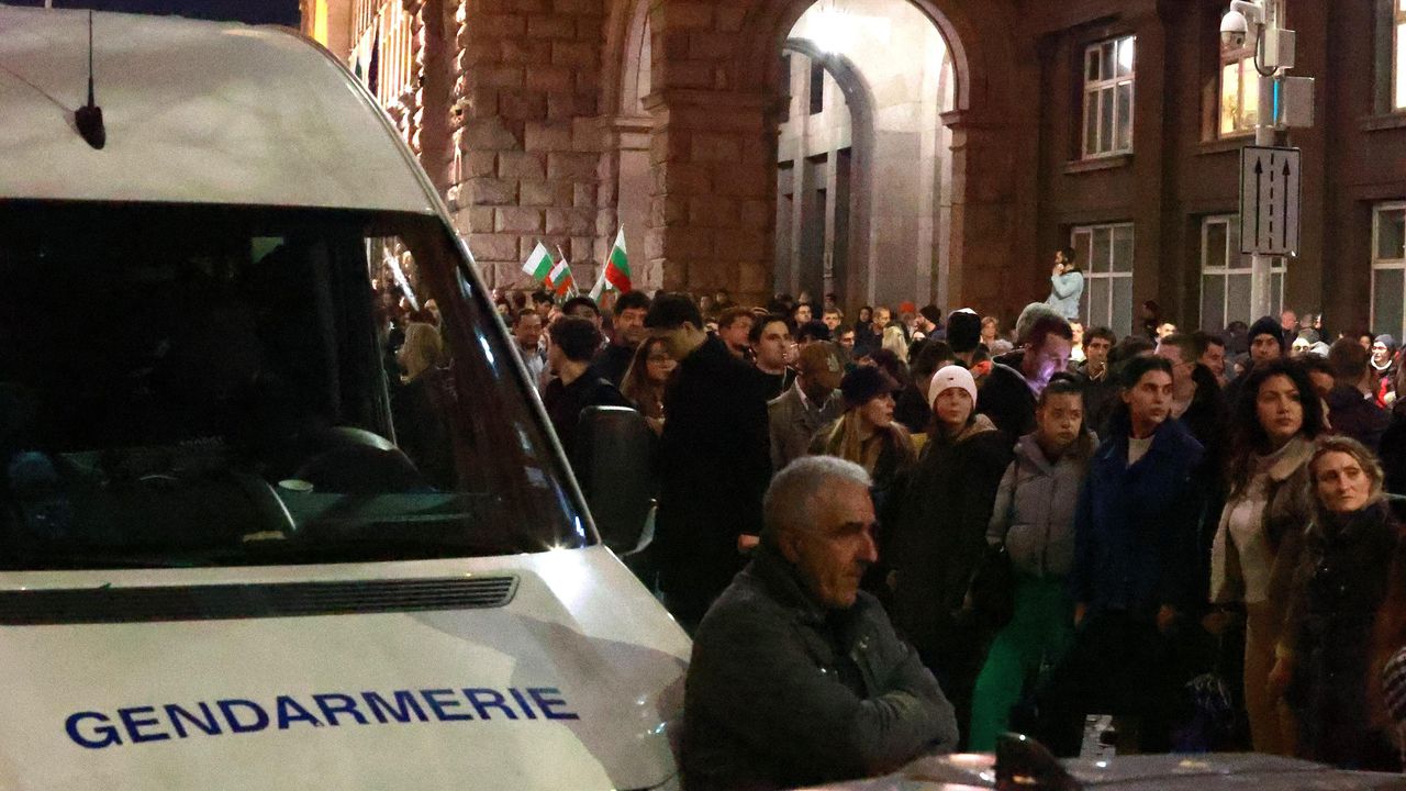 Още около 18:30 часа са полетели първите бомбички, което е