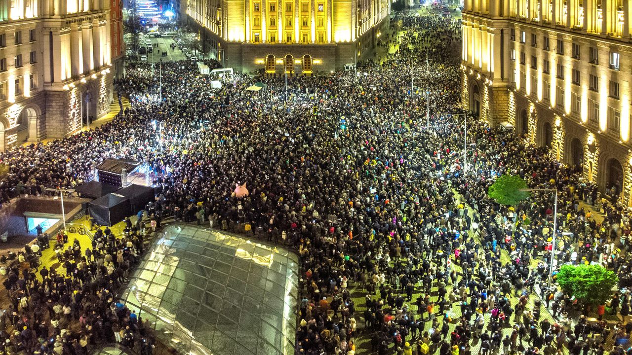 Органите на реда са напръскали протестиращи със сълзотворен газ. На