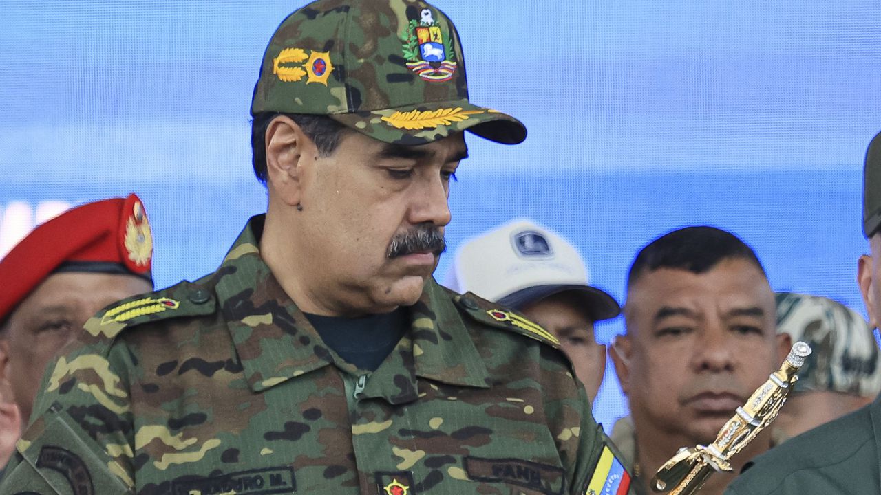 Облечен в камуфлажна униформа, Мадуро заяви: Трябва да сме готови