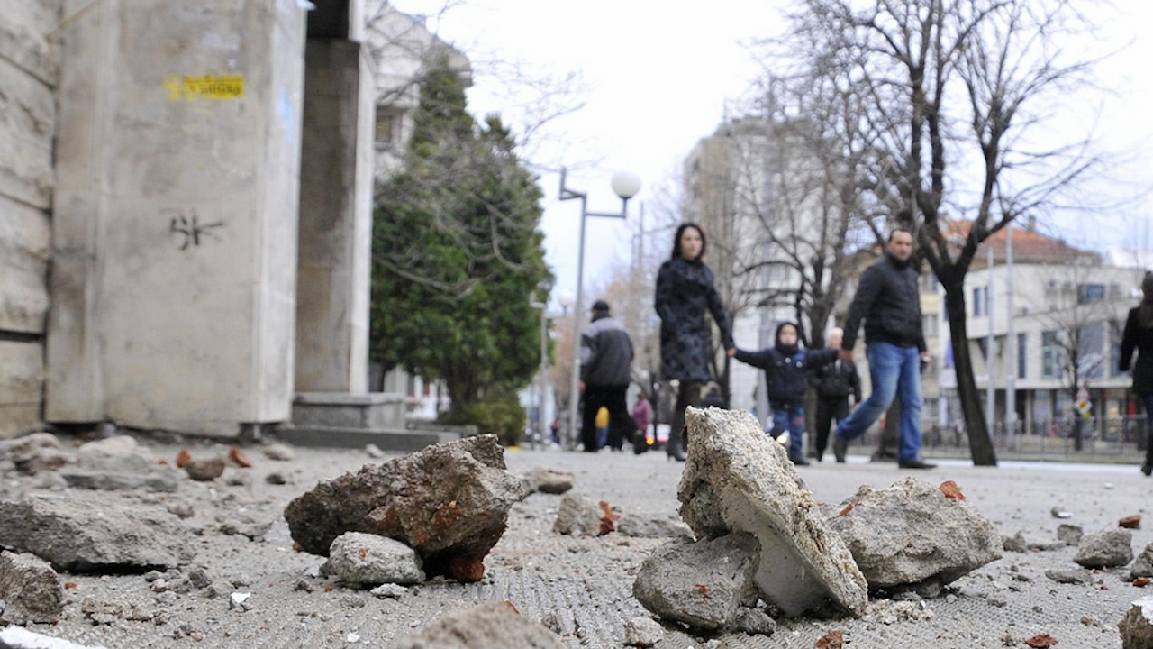 Остъклена тераса се срути и едва не уби жена във Варна