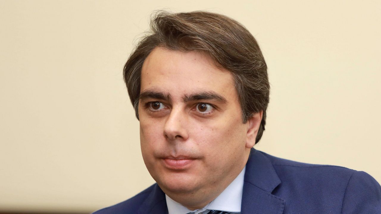 Асен Василев за Novini.bg: Без актуализация на бюджета ситуацията ще бъде много трудна