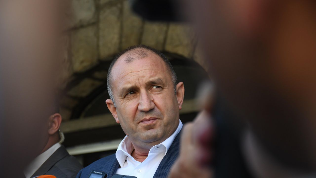 Румен Радев събира на спешна среща част от служебния кабинет заради COVID-19