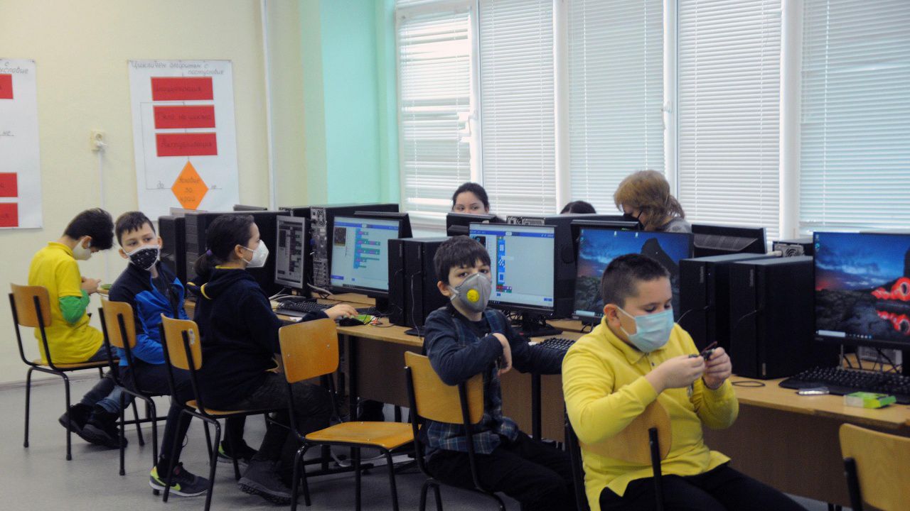 Учениците от 5, 9 и 12 клас започват занятия в училище присъствено