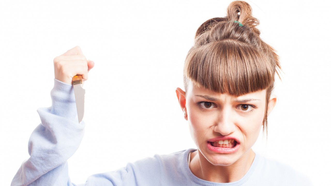 Собственик на бар опита да изнасили своя служителка, тя му отряза достойнството