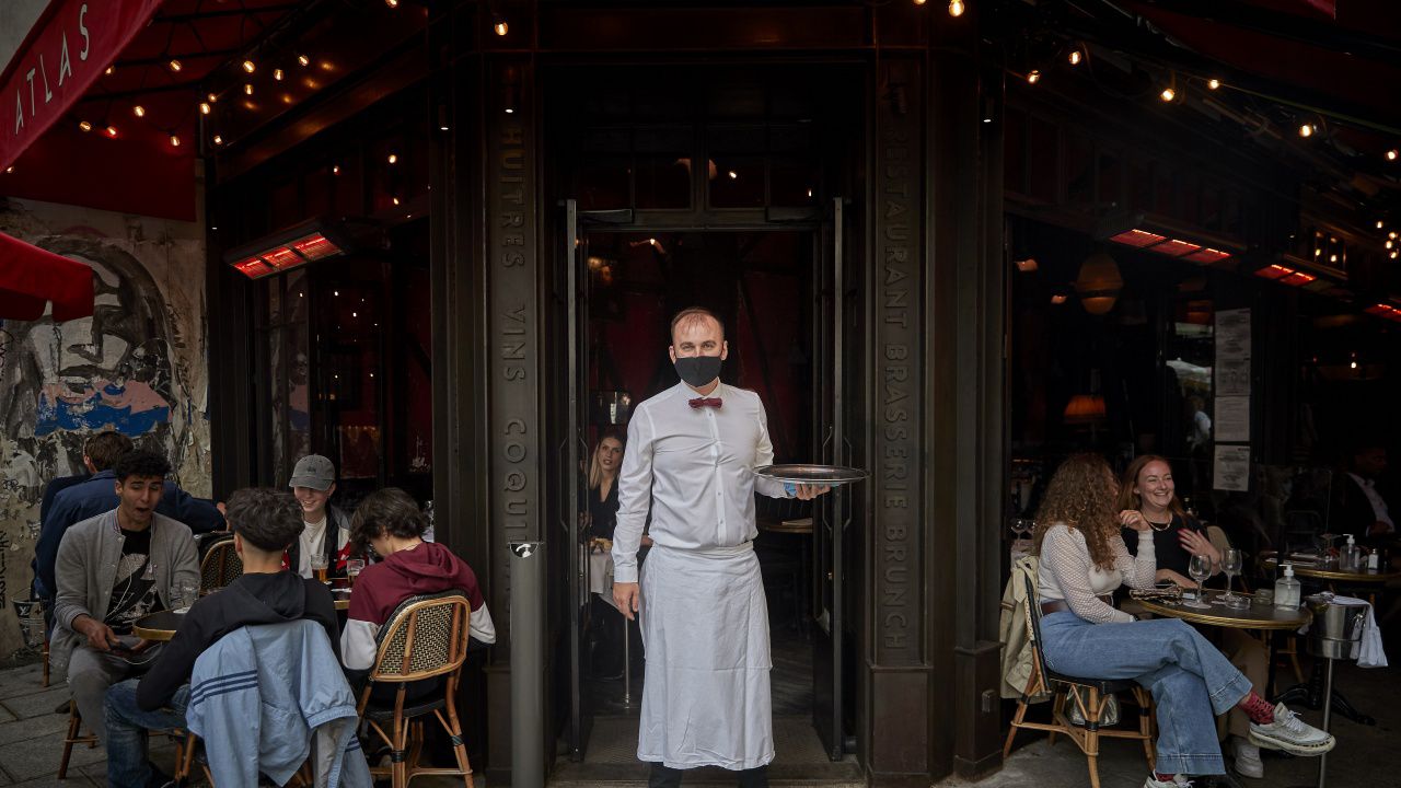 Повече от половината французи подкрепят въвеждането на здравни пропуски