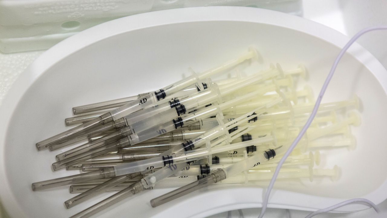 Близо 3000 неваксинирани срещу COVID-19 здравни работници във Франция са отстранени от работа