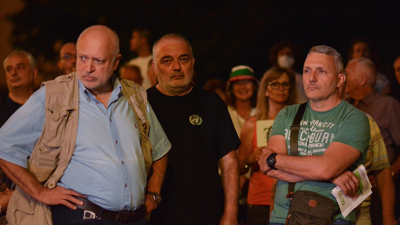 Спокойно премина снощният протест, имаше и контрапротест