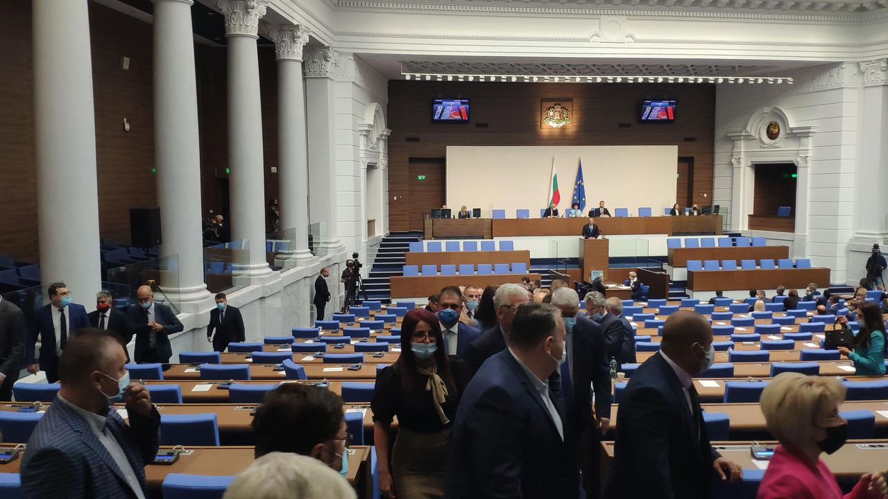 Изгониха от парламента депутат без маска