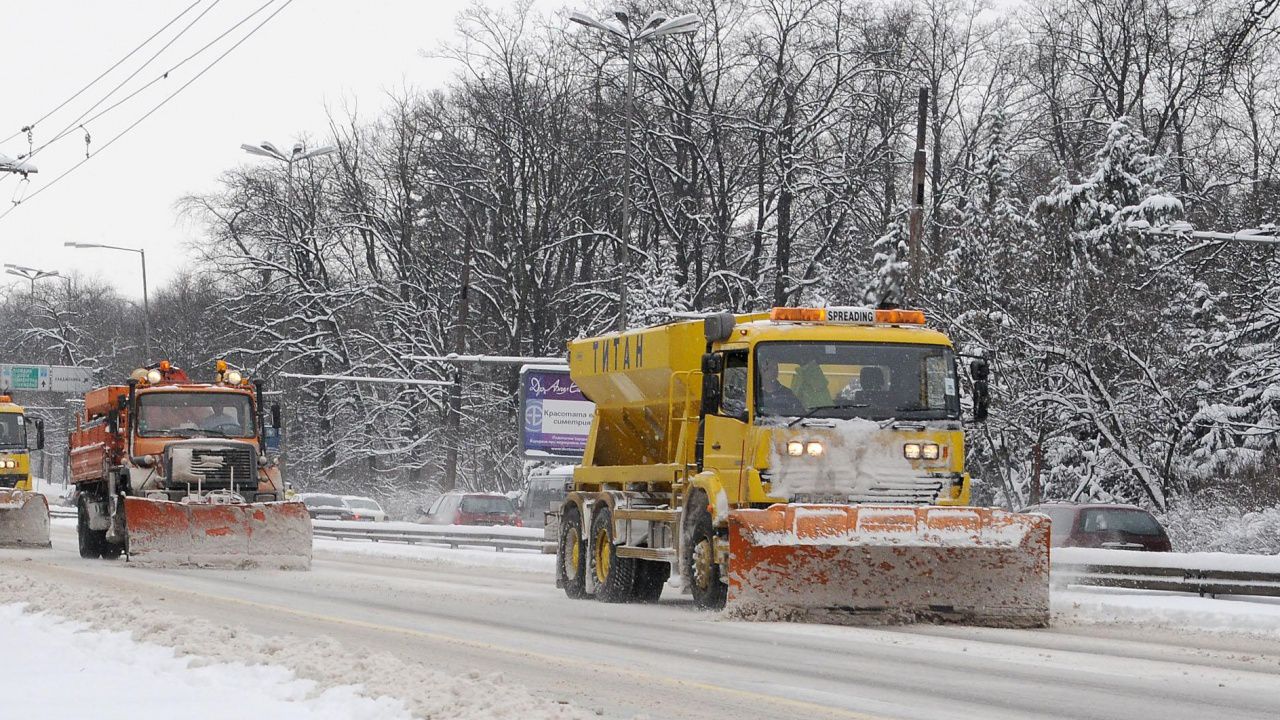 АПИ: 320 машини са обработвали пътищата през нощта. Шофьорите да внимават!