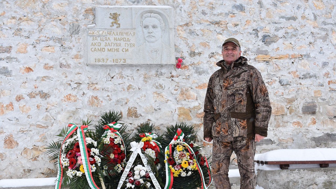 Кметът на Асеновград поднесе венец пред лика на Левски