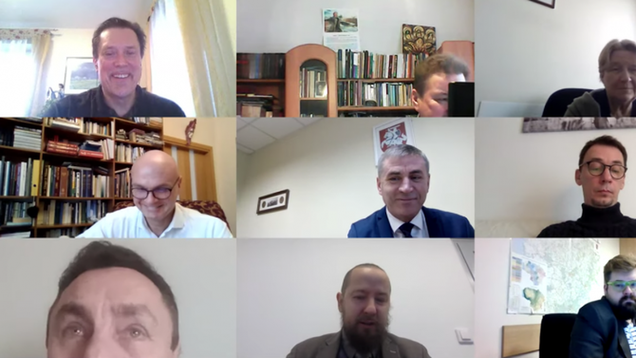 Нов скандал в ЕП: Гол мъж се появи зад евродепутат по време на видеоразговор