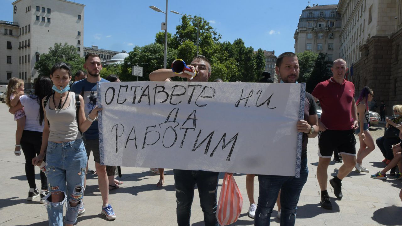 Туристическият бранш заплаши с протести и предупреди Радев, че става съучастник в убийството на туризма