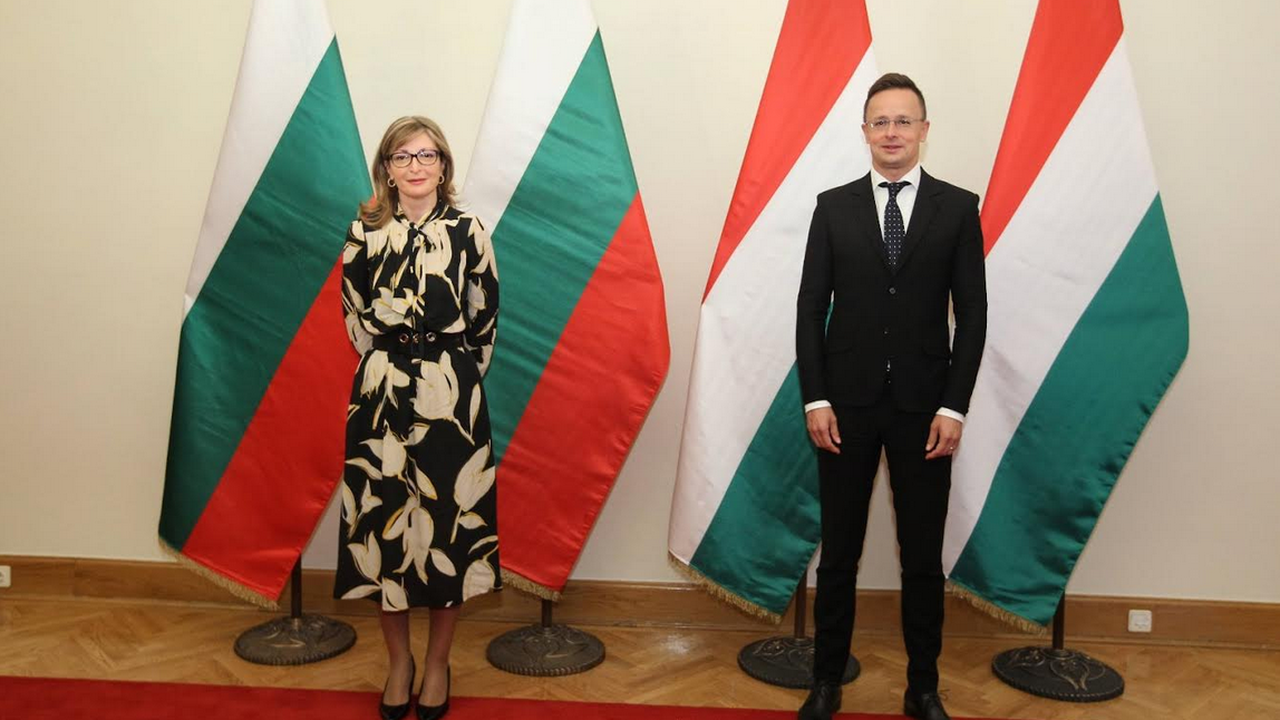 Екатерина Захариева разговаря с унгарския си колега