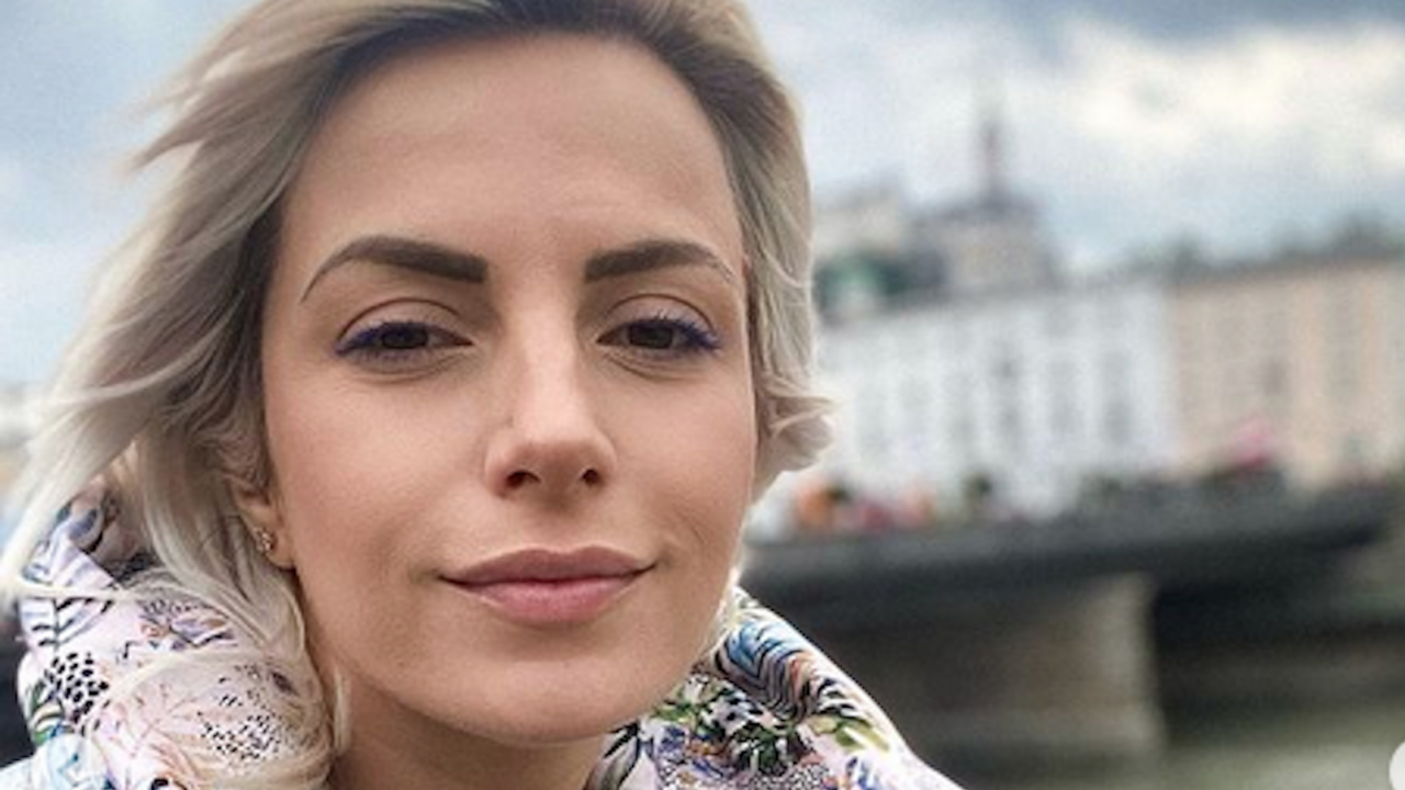 Бременната Поли Генова се пусна по бански!
