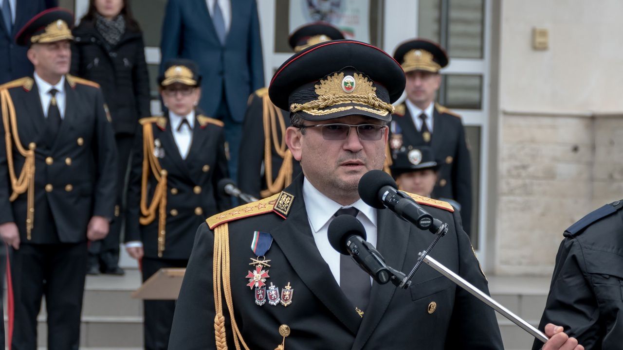 Младен Маринов към полицаите: Бяхте палени със слама, замеряни с бомбички и унижавани, но издържахте!