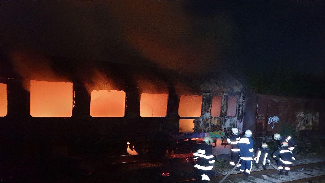 Умишлен палеж е основната версия за изгорелия ЖП вагон във Варна