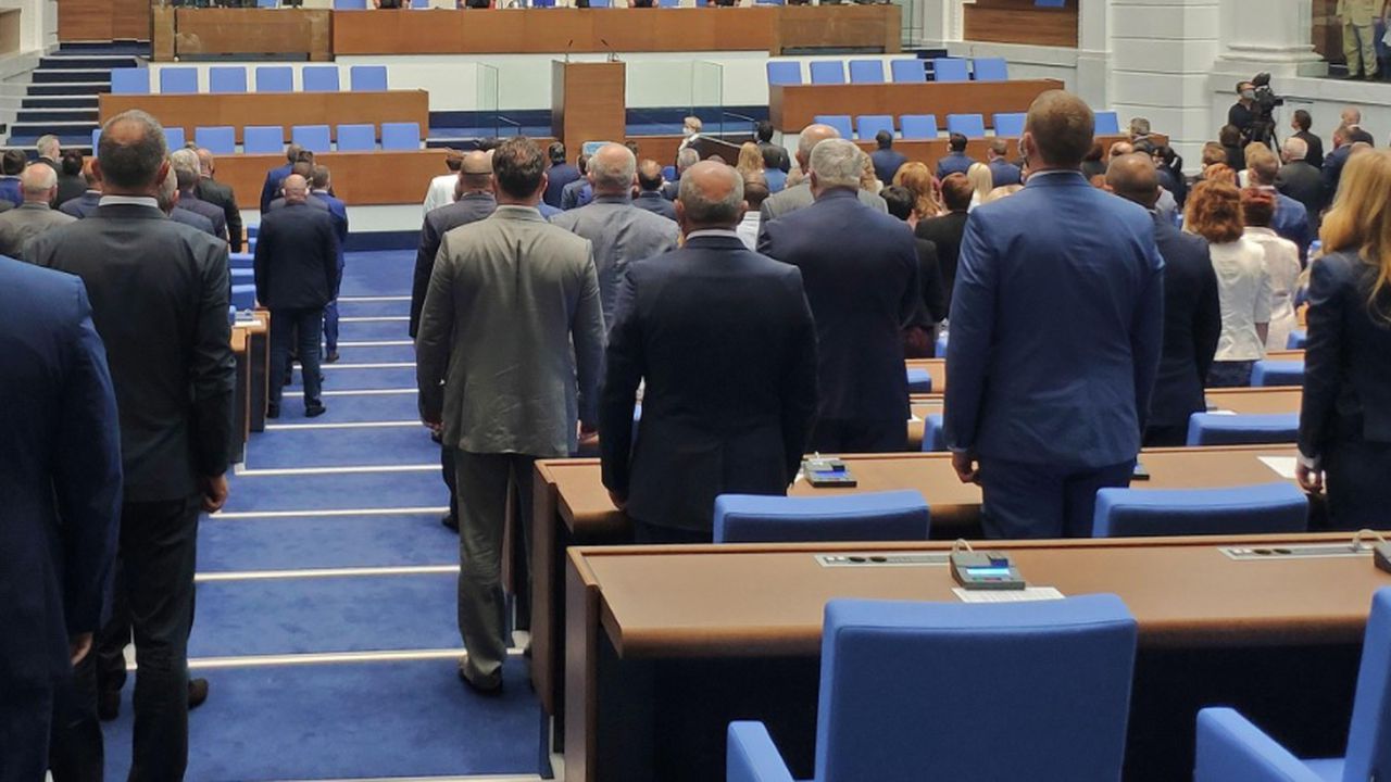 Парламентът събра кворум, нов депутат се закле на мястото на Данаил Кирилов