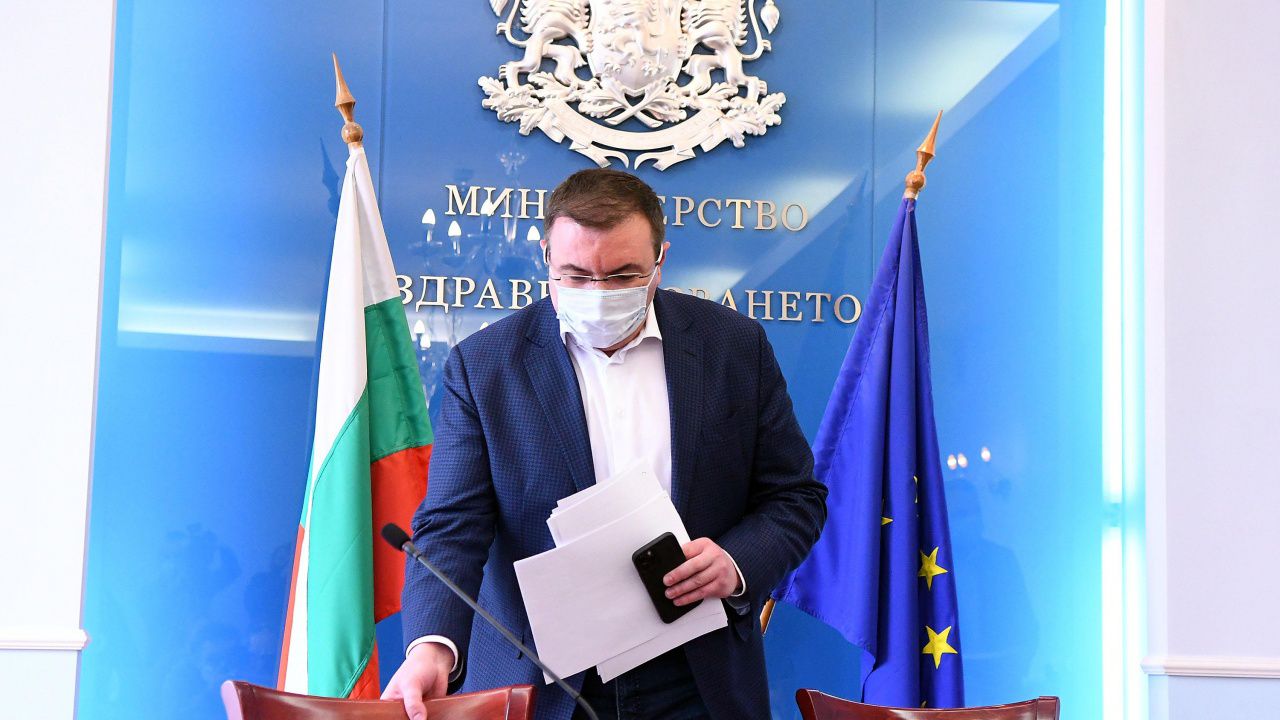 Проф. Ангелов: Забраняваме влизането у нас от Индия, "зелените коридори"  ще са с Пфайзер