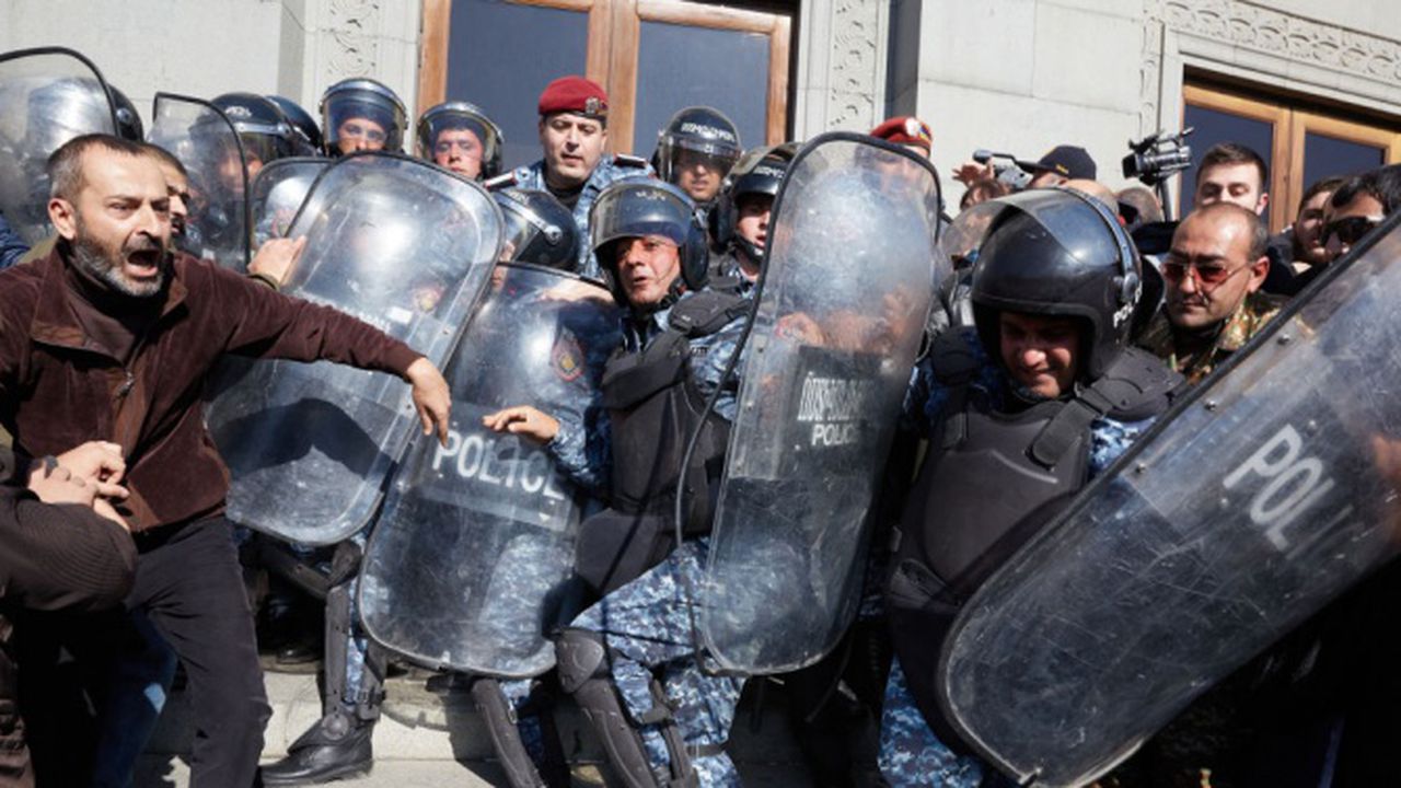 Хиляди протестираха в Ереван с искане за оставка на премиера Никол Пашинян