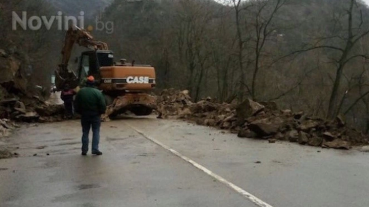 Срутила се е земна маса между Симитли и Градево