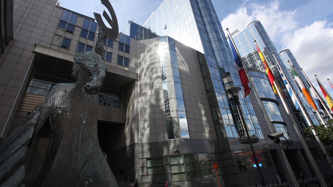 ЕП отличи опоненти на Александър Лукашенко