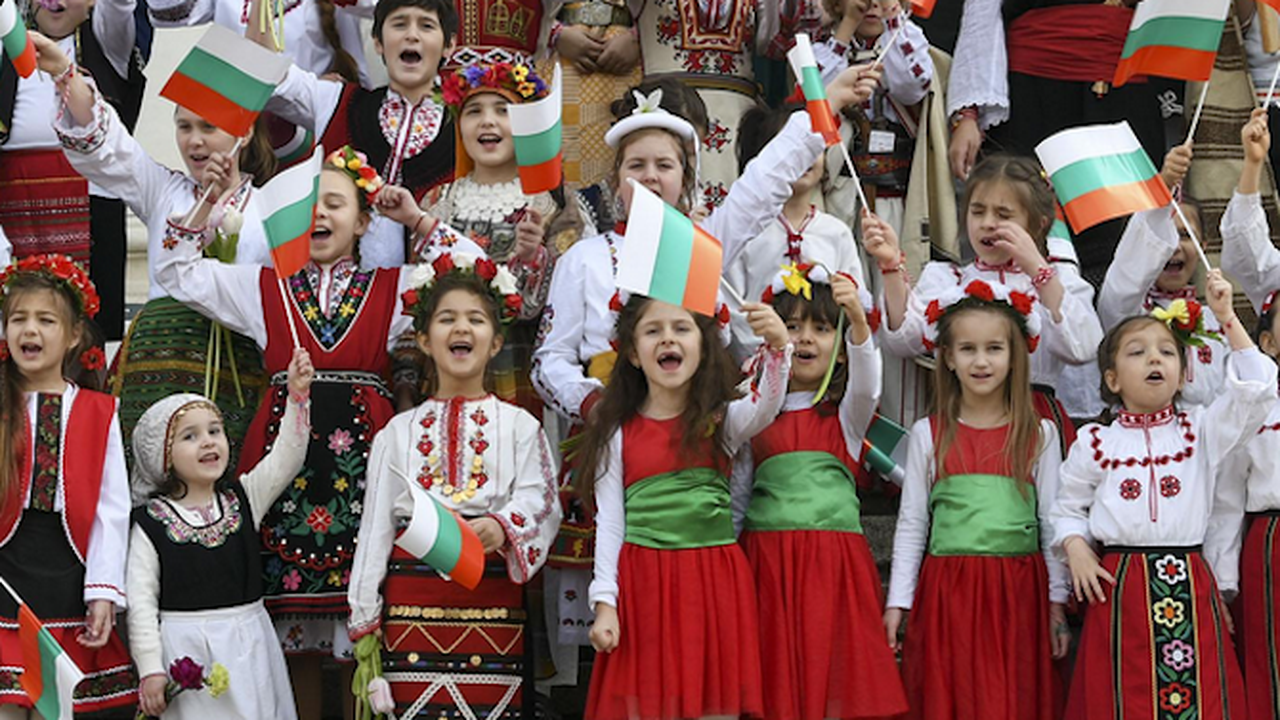 Детски градини в молдовския район Тараклия получиха народни костюми по програма на МОН България