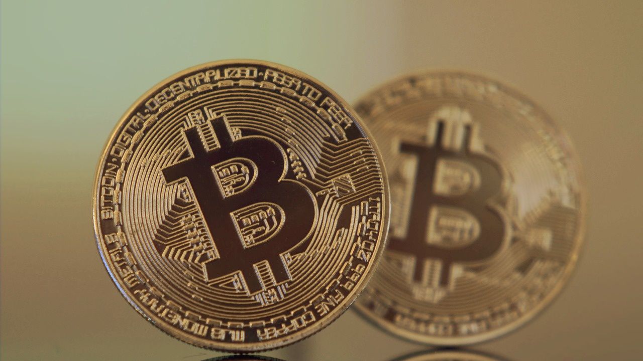 Биткойнът достигна нов ценови връх от $63 000