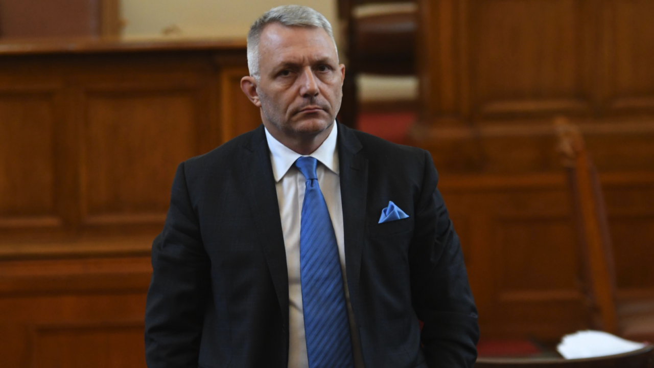 Глобиха депутати без маски в парламента