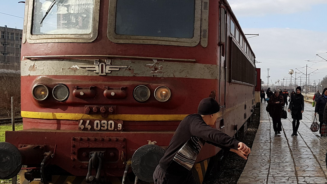 Авария спря влака Бургас-София