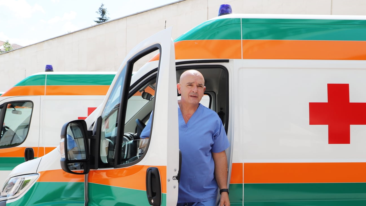 Ген. Венцислав Мутафчийски прие лично 8 реанимобила за ВМА