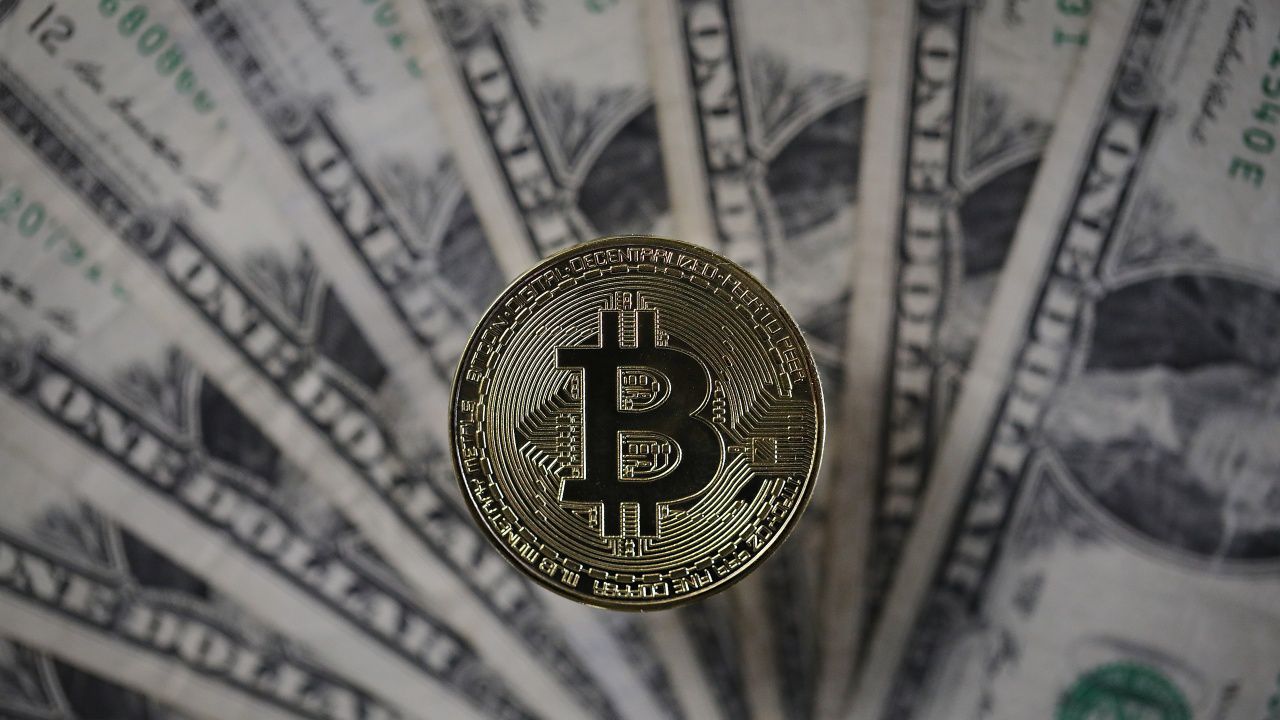 Биткойнът поевтиня рязко