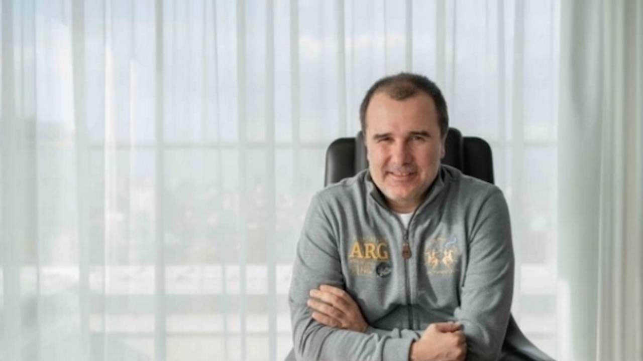 Явно по дубайския Нетфликс върви “Синьо лято “, заяви Цветомир Найденов за проекта на Божков