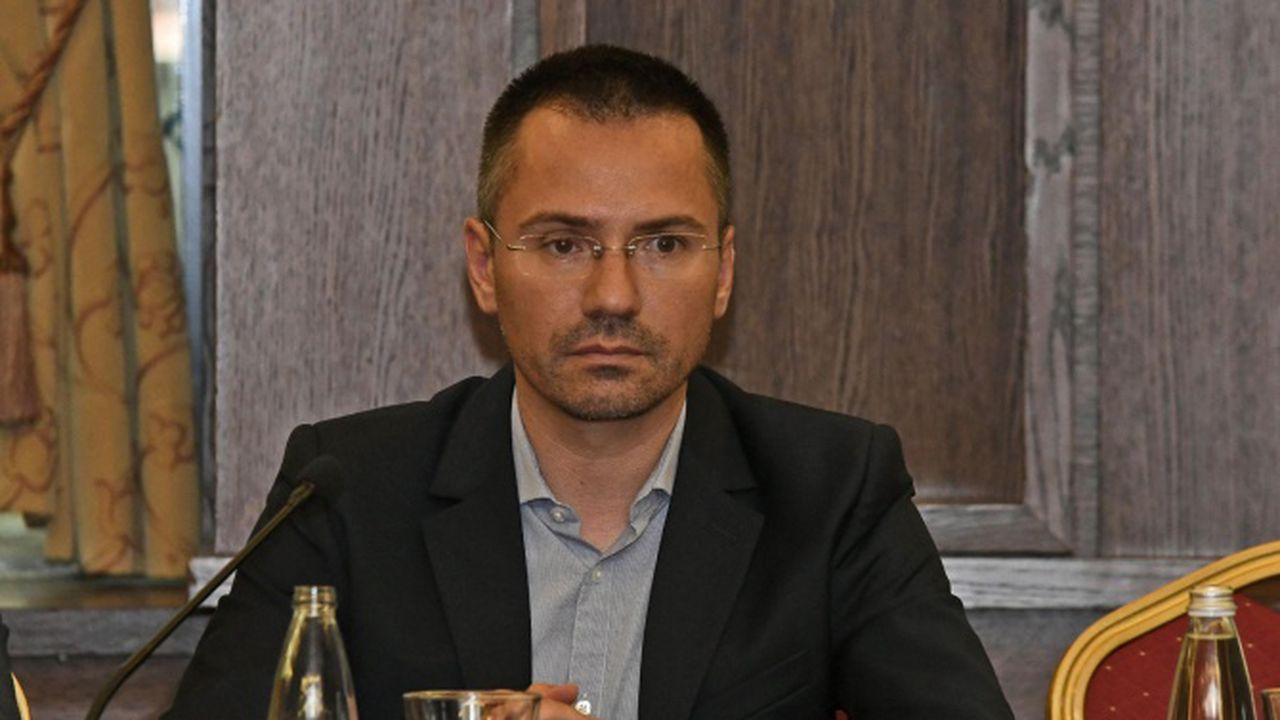 Джамбазки скочи на българи, харесали статия, в която се напада България заради Северна Македония