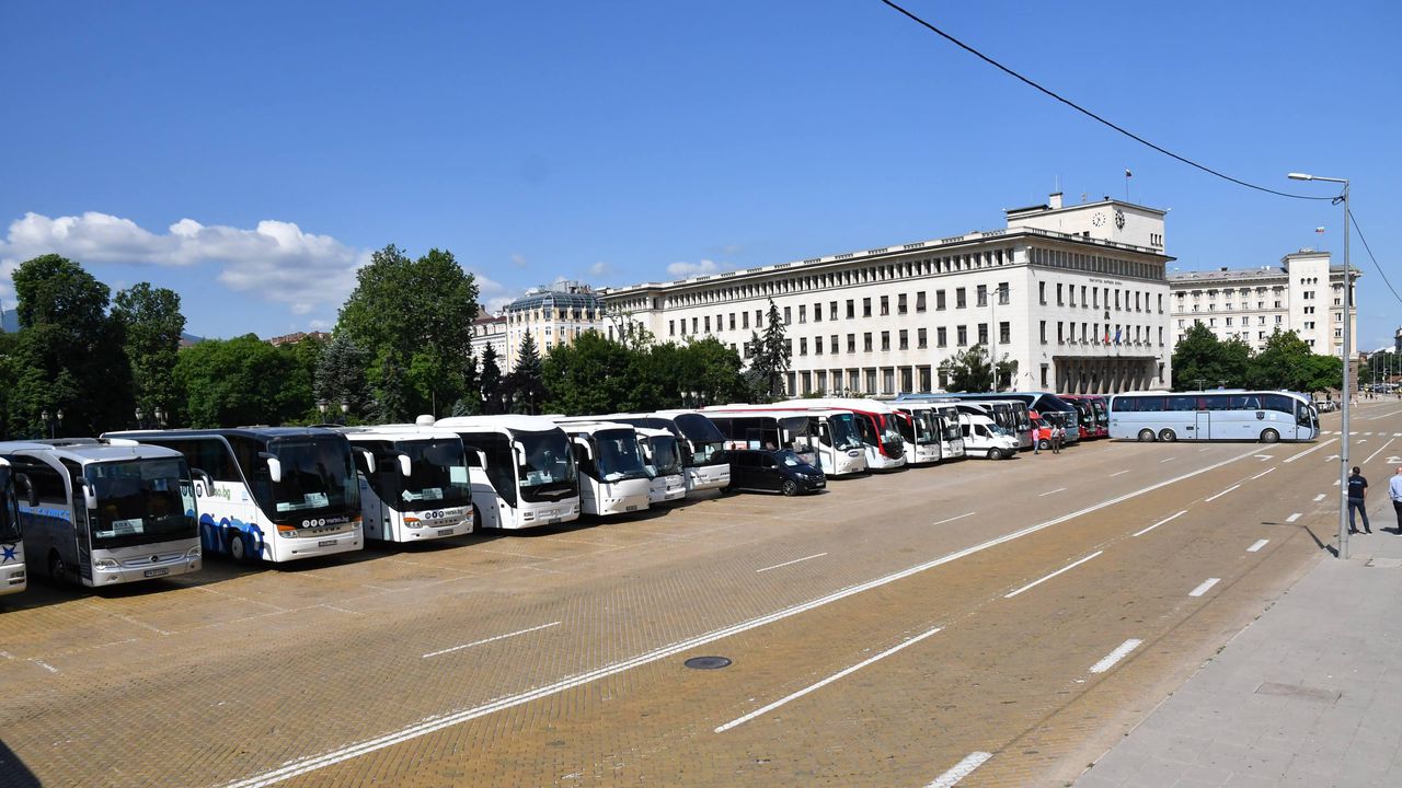 Автобусните превозвачи излязоха на протест, за да кажат, че търпението им е приключило